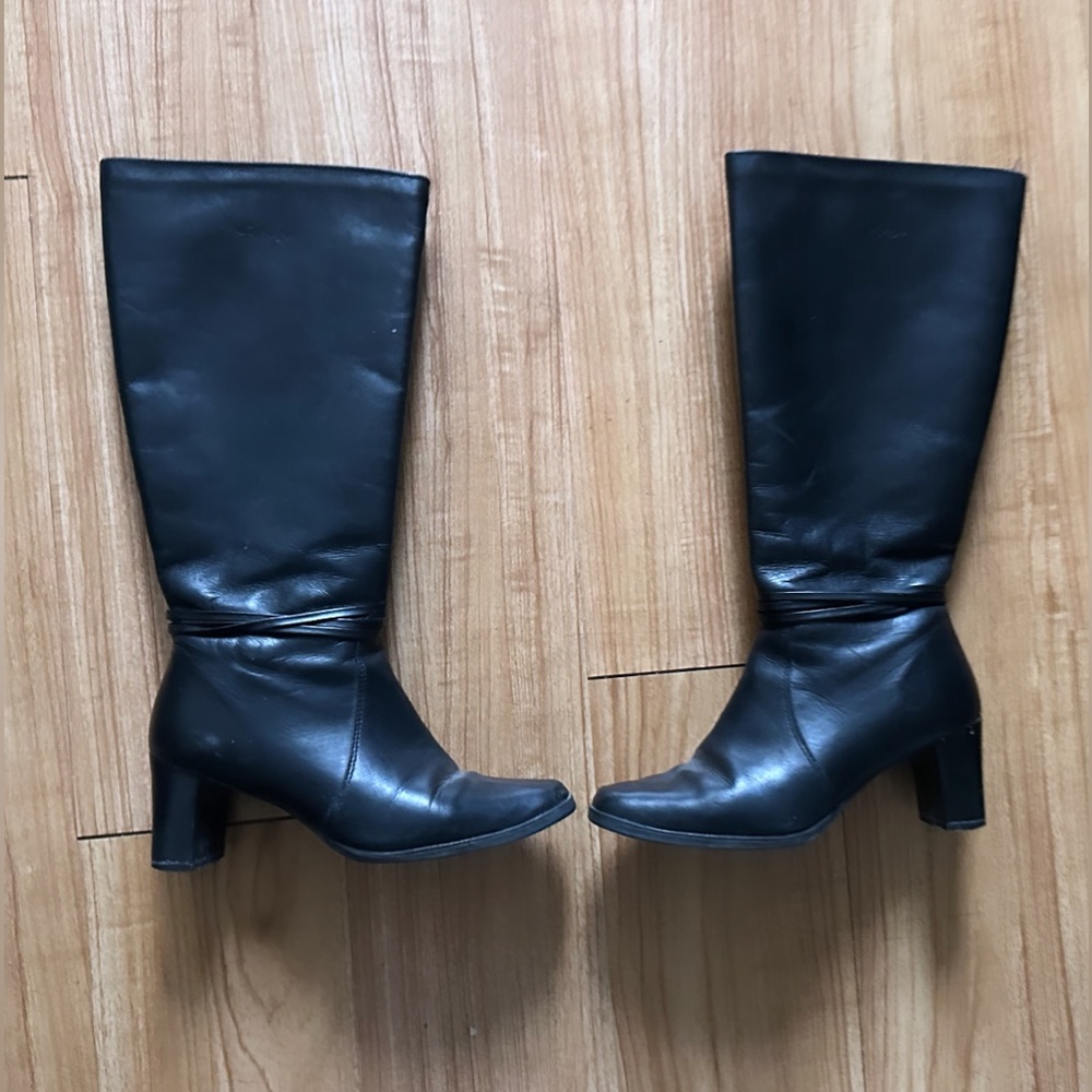 Vintage knee high black  leather boots made in Canada 7.5 fits like a 7